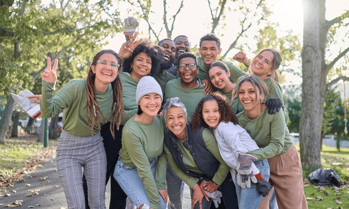 Groupe de bénévoles souriants et solidaires dans un parc