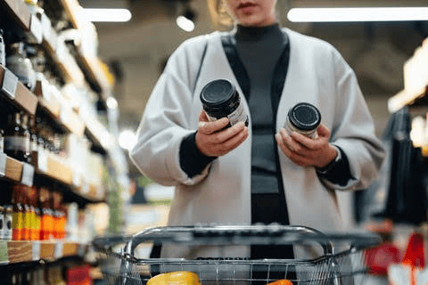 personne qui compare ou consulte des informations avant un achat